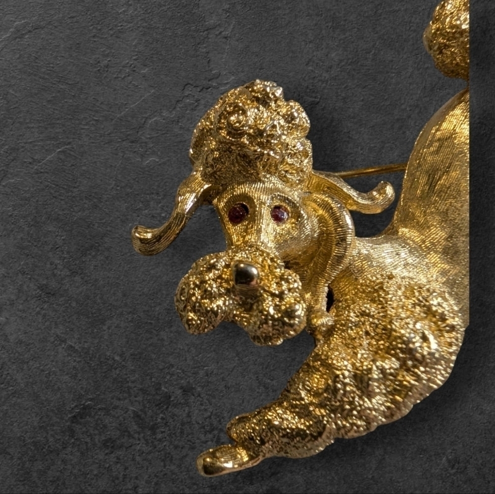🤩 Vintage Monet Gold-Toned Poodle Brooch - Picture 4 of 7